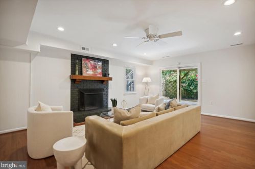 6340 Golf Crse Sq, Alexandria VA 22307-1225 exterior