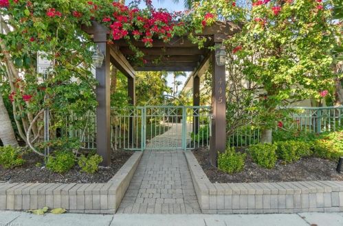 445 3rd Ave, Naples, FL 34102-6312