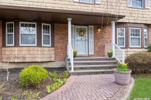 81 Gannet Dr, Commack, NY 11725-4921