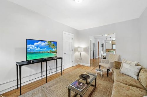 2016 Moffat St, Chicago, IL 60647-5517