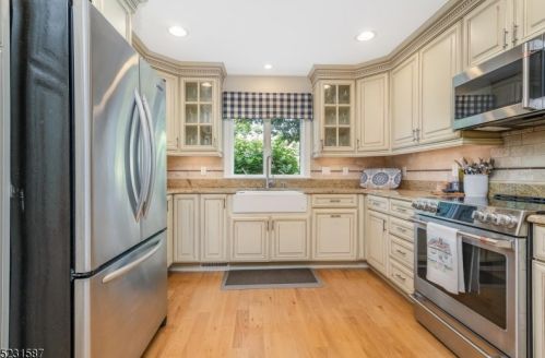 3 Hillside Dr, Clinton NJ 08809-1244 exterior