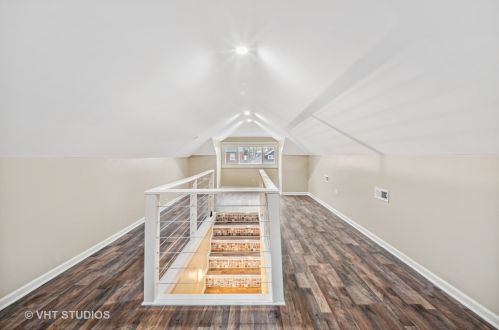 8232 Luella Ave, Chicago IL 60617-1842 exterior