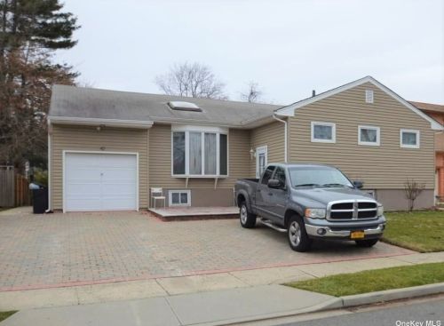 42 Cloverfield Rd, Valley Stream, NY 11581-2422