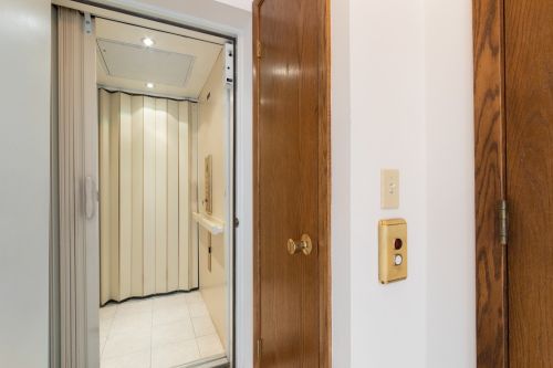 4558 Maria Ct, Chicago IL 60656-4255 exterior