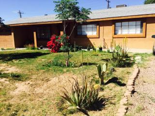 2422 Freeway Ln, Phoenix AZ  85021-4135 exterior