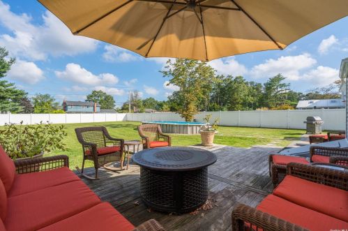 31 Harned Rd, Commack NY 11725-5104 exterior