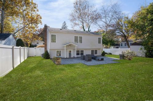 51 Murdock St, Huntington Station NY  11746-4345 exterior