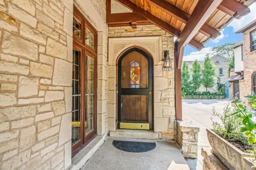 5069 Lake Dr, Milwaukee WI  53217-5749 exterior