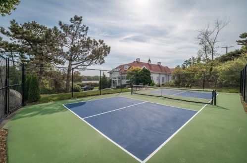 58 Eastern Pt Blvd, Gloucester MA 01930-4405 exterior