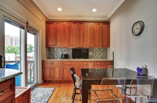 35 Hilliard Ave, Edgewater NJ 07020-1256 exterior