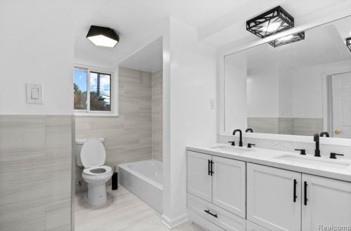 421 Beech Daly St, Dearborn Heights MI  48125-1000 exterior