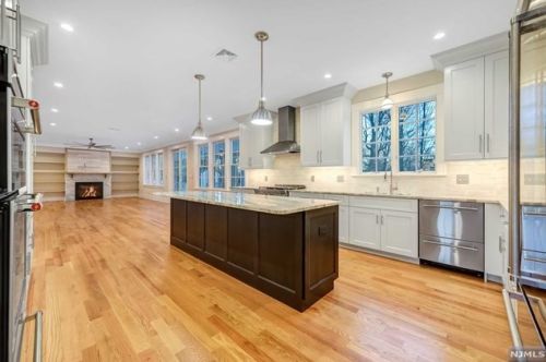 81 Trommel Dr, Mahwah NJ 07430-1533 exterior