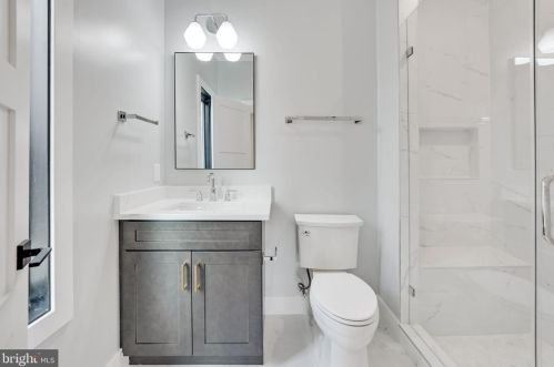 1422 Mayflower Dr, Mc Lean VA 22101-5615 exterior