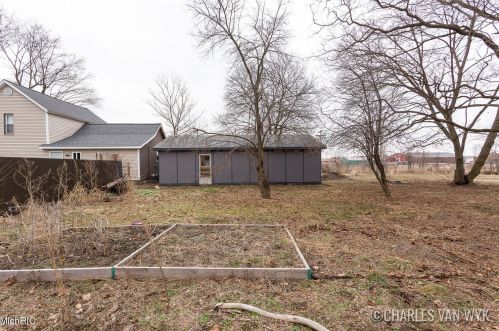 305 Jones St, Grant MI 49327-9143 exterior