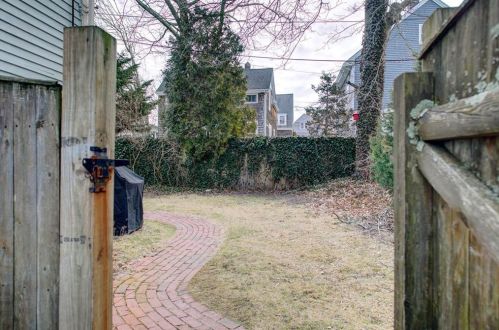 9 Lincoln St, Middletown RI 02840-2628 exterior