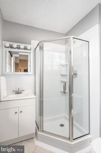 29 Stafford Ct, Trenton NJ 08690-3318 exterior