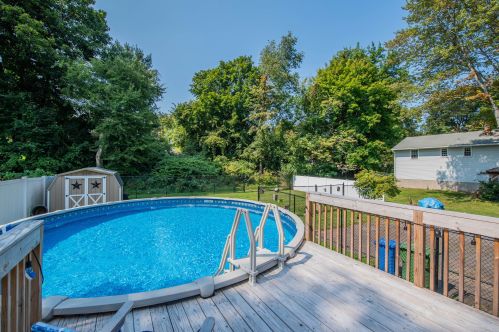 90 Dana Ln, Meriden CT 06451-5032 exterior