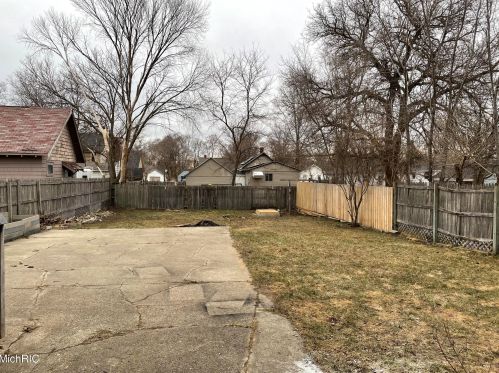 684 Isabella Ave, Meskegon MI 49442-4047 exterior