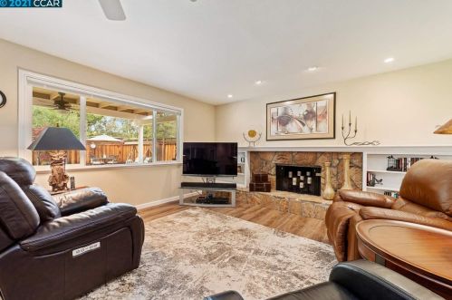 907 Hastings Dr, Concord CA 94518-3821 exterior