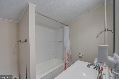 104 Queen St, Littlestown PA 17340-1640 exterior