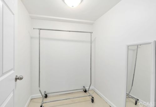 8 Roosevelt Ct, Metuchen NJ 08840-1426 exterior