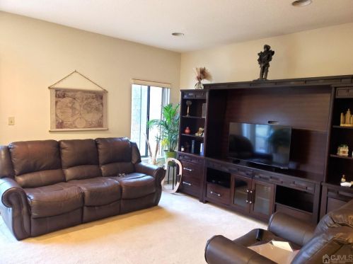 89 Gate House Ln, Edison, NJ 08820-4011