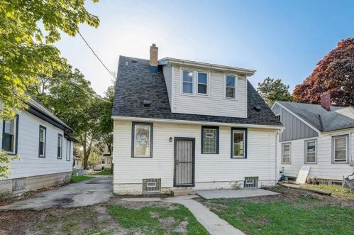 5808 38th St, Milwaukee WI  53209-4024 exterior