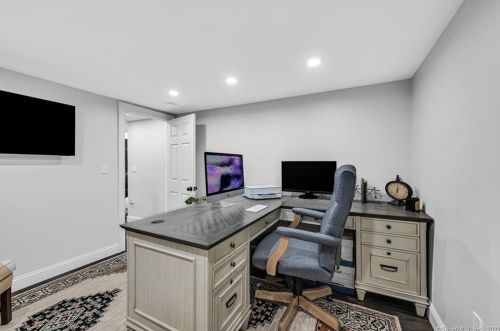 360 Taylor Rd, Enfield CT 06082-4042 exterior