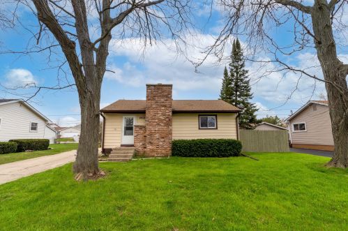 2832 Shoshone Rd, Waukegan, IL 60087-3614