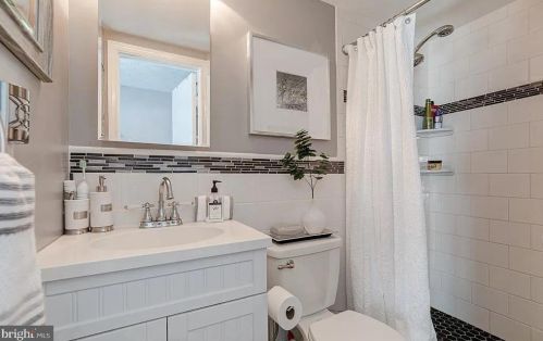 8326 Claremont Woods Dr, Alexandria VA  22309-1895 exterior