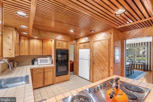 3738 Levy Ln, Huntingdon Valley PA 19006-3108 exterior