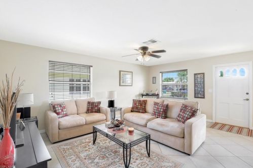 668 93 Ave, Naples FL 34108-2439 exterior