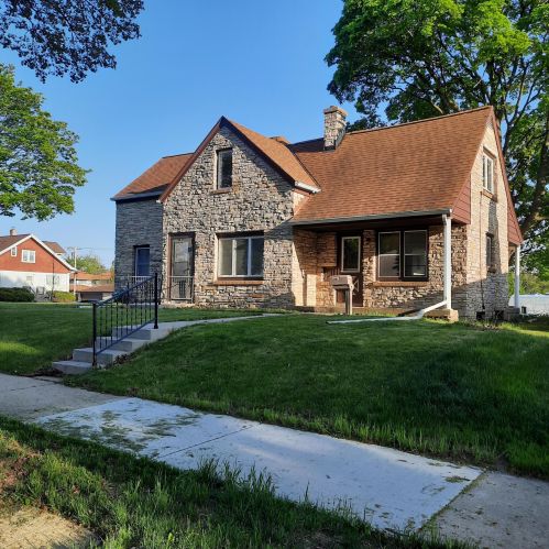 9807 Sarasota Pl, Milwaukee, WI 53222-1456