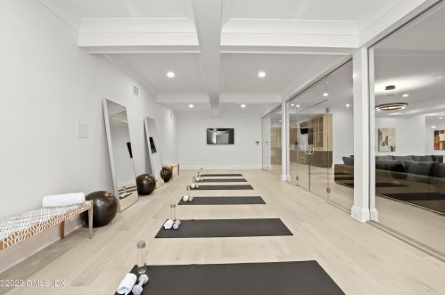 32 Meadowcroft Ln, Greenwich CT 06830-3823 exterior