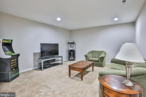 16609 Fox Chase Ct, Leesburg VA 20176-7845 exterior