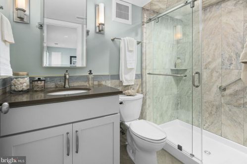 1822 Fonthill Ct, Mc Lean VA 22102-4792 exterior