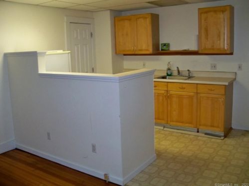 104 Meadow St, Wallingford CT 06492-3614 exterior