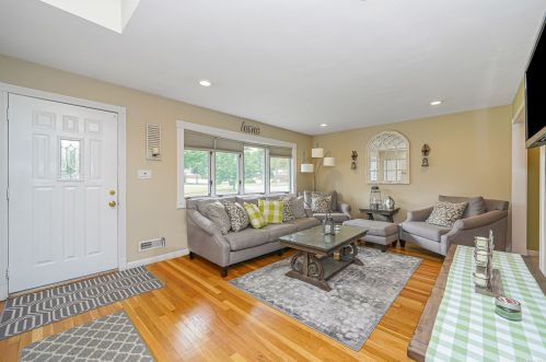 3 Essex Pl, Commack, NY 11725-4022