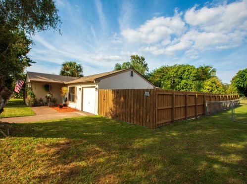 2096 Hideaway Cir, Fort Pierce FL 34952-4802 exterior