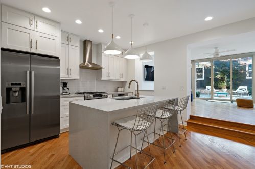 2710 Bosworth Ave, Chicago IL 60642-8062 exterior