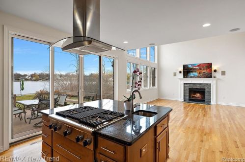 692 Appalachi St, Walled Lake MI  48390-1005 exterior