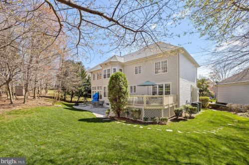 7001 Highland Mdw Ct, Alexandria VA 22315-3963 exterior