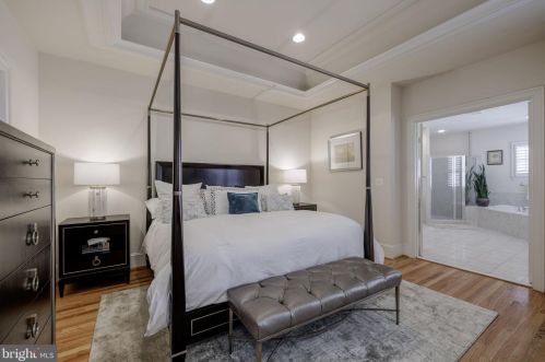 1456 Harvest Xing Dr, Mc Lean VA 22101-5651 exterior