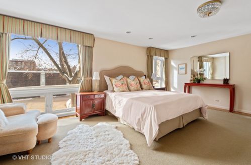 1335 Sandburg Ter, Chicago IL 60610-1507 exterior