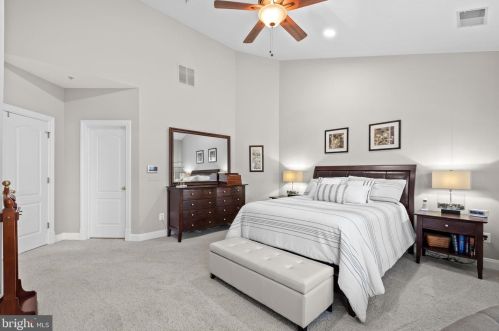 5235 Bessley Pl, Alexandria VA 22304-8646 exterior