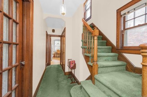 256 260th St, Bronx NY 10471-1822 exterior