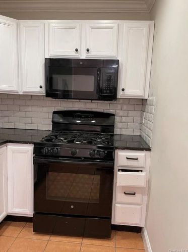 2418 Seymour Ave, Bronx NY 10469-3017 exterior