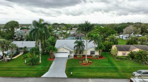 2332 Gillette Ave, Fort Pierce FL  34952-7432 exterior