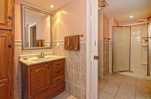 3 Hillcrest Ave, Milford CT 06460-7333 exterior