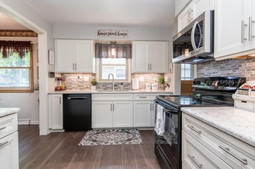 6957 Verona Ct, Milwaukee WI 53227-4429 exterior